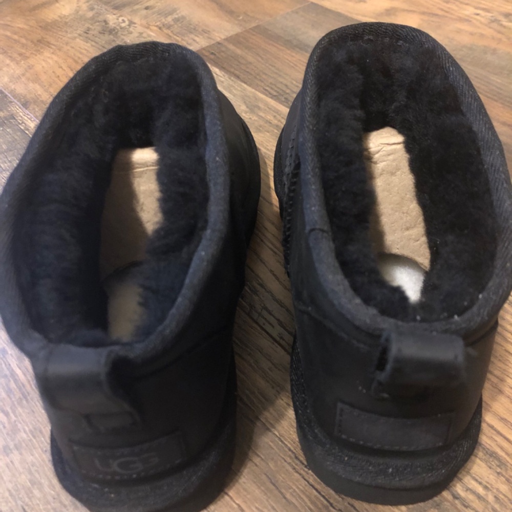 UGGS - Picture 5 of 5